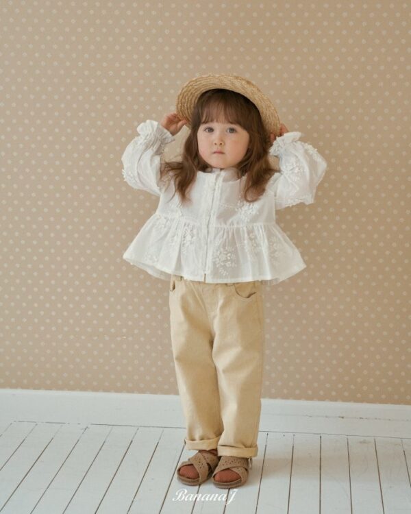 FF93F9AC-077B-4F42-916A-6B0D2CD11161 〖預購〗暖感花瓣領蕾絲刺繡襯衫