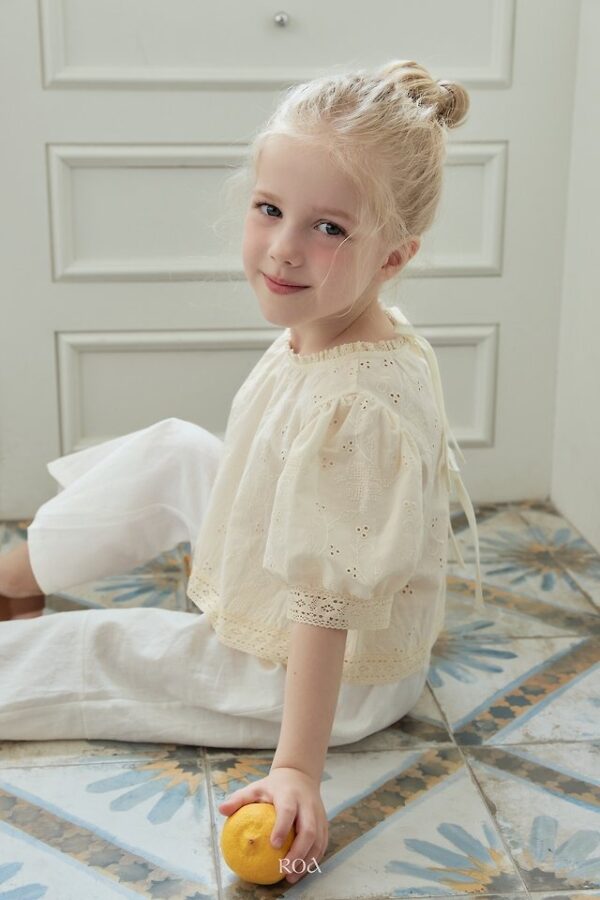 00846B19-8053-47DE-AD7F-749ACA60D75C 〖預購〗蕾絲刺繡短上衣