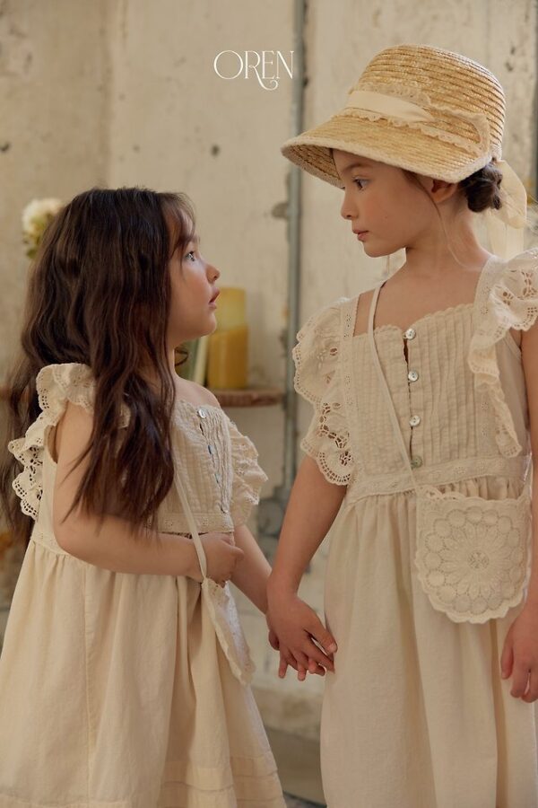 027DF639-072D-4DEE-89E4-08658A490B09 〖預購〗織點蕾絲荷葉邊洋裝