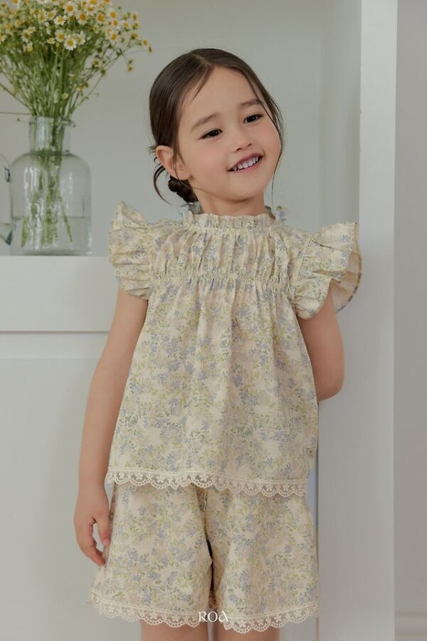 04920F8C-23EE-4583-AC06-375BBFE15762 〖預購〗碎花輕輕上衣