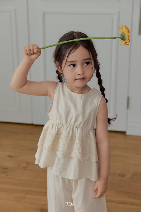 0A621048-AE45-42D2-9995-622270E13B3A 〖預購〗蕾絲花影上衣