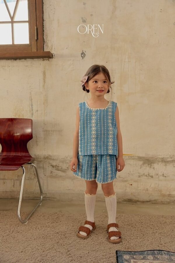 0AEB06B7-0C49-4458-B7BD-4371BDD53965 〖預購〗珍珠藍細褶刺繡套裝