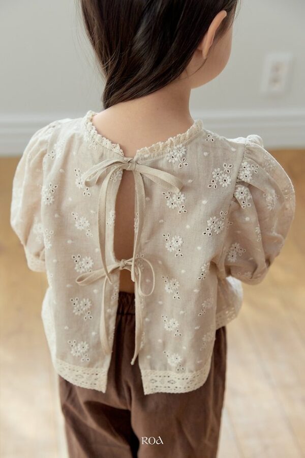 0DBFF325-C53A-45DA-93C9-AE3FB6BE9513 〖預購〗蕾絲刺繡短上衣