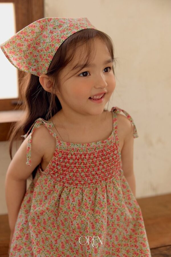 0E6E7131-0FCF-4923-AA68-5BBEFED2B1DE 〖預購〗星圖輕盈碎花吊帶裙