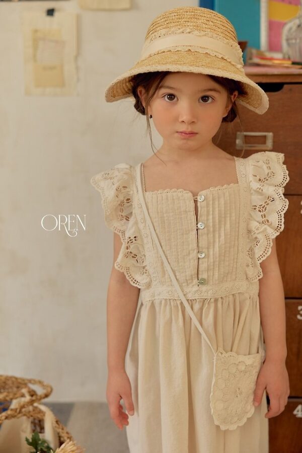 13EB4216-9426-4C12-BF33-DCD64ABA5131 〖預購〗織點蕾絲荷葉邊洋裝