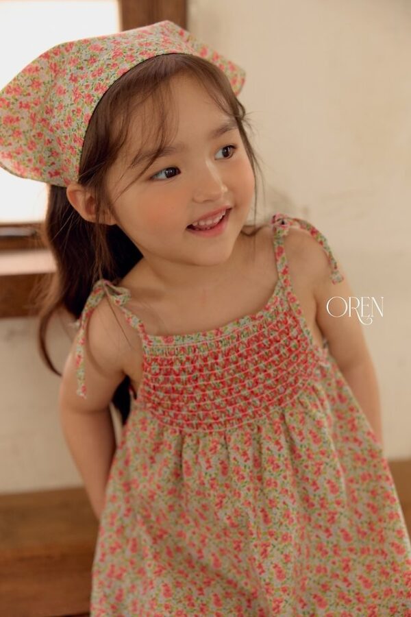 22BF6CAD-FCAB-4A2A-9038-1E942915BE46 〖預購〗星圖輕盈碎花吊帶裙