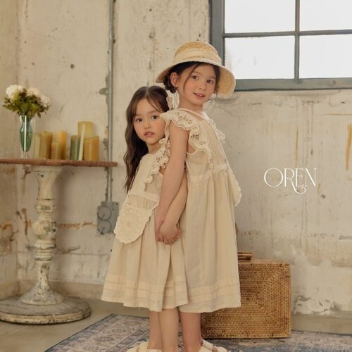 24B19814-5A62-4903-93E6-13270BA3592D 〖預購〗織點蕾絲荷葉邊洋裝