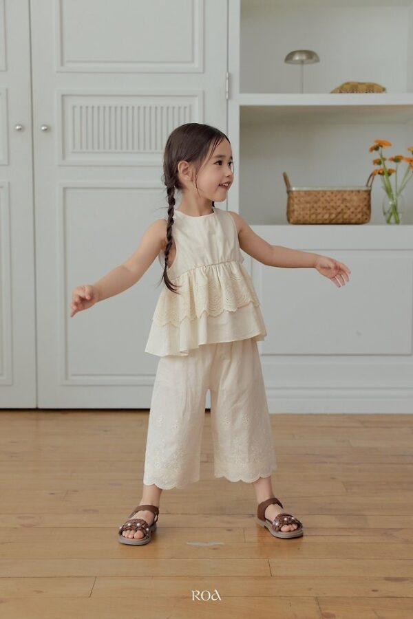 24B1EEC5-9D76-4AA3-BC26-4CCC47EE5567 〖預購〗蕾絲花影上衣