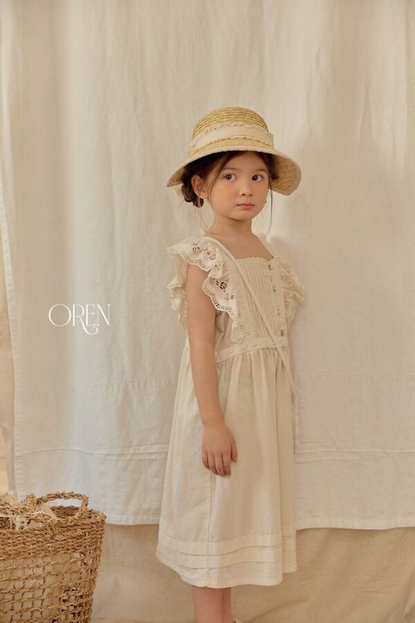 25B152E2-A164-434B-B0E2-9A06CB8AF8BD 〖預購〗織點蕾絲荷葉邊洋裝