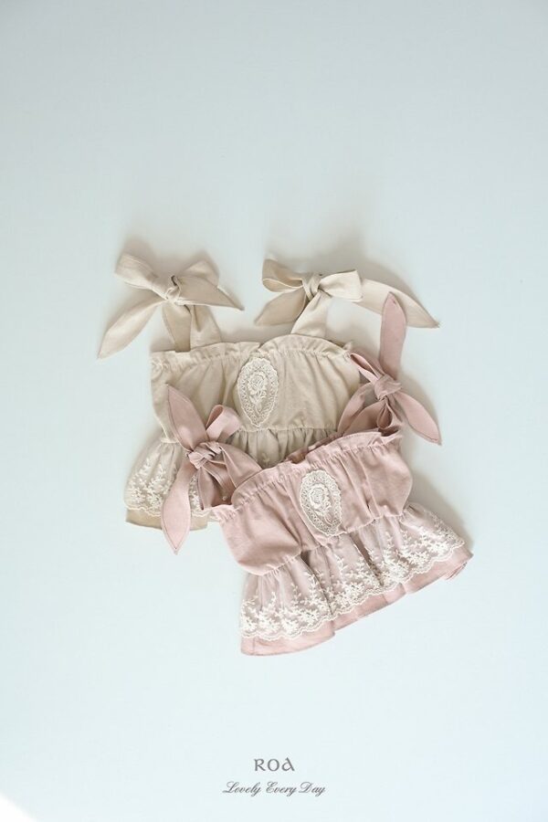 2664D91E-858C-4666-A185-C532A3DAF831 〖預購〗蝴蝶結細肩上衣