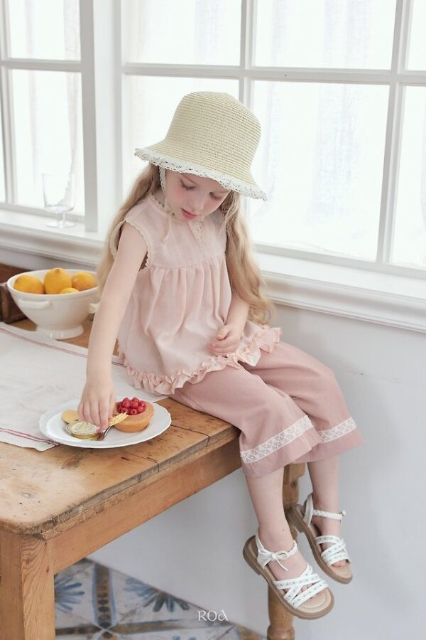 30F1E370-2481-4F04-BE36-6DECA26A6724 〖預購〗荷葉邊優雅上衣