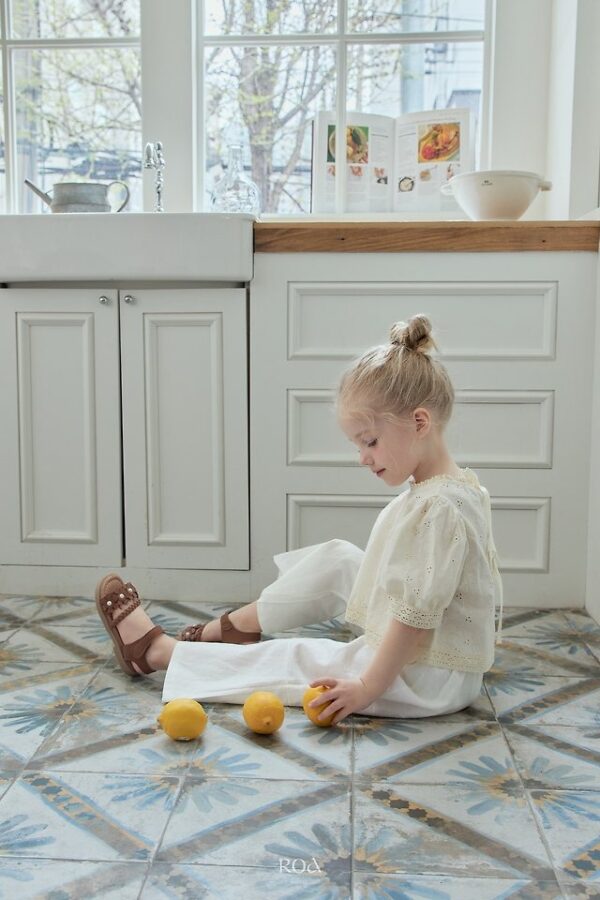 32A08FF3-C18A-468D-8FBF-A0D1E2387DB4 〖預購〗喇叭剪裁長褲