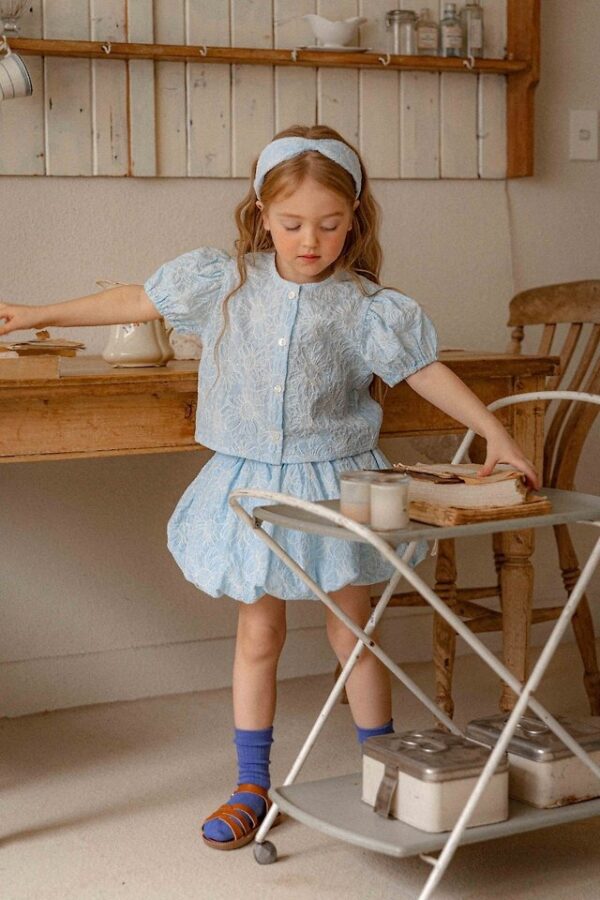 338C4C92-CDE8-4412-B9CD-9A89FBA1881D 〖預購〗吉維尼花園澎袖短上衣