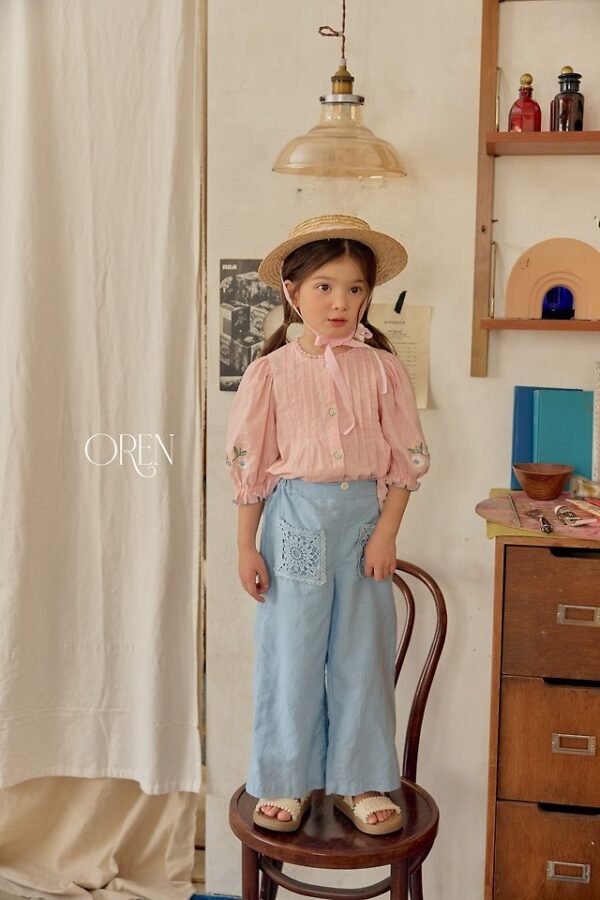 34203071-955F-46AC-893A-55BB87332416 〖預購〗晨間小花拓印上衣