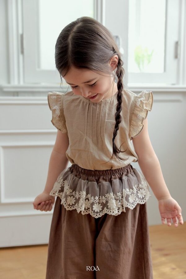 37334B47-205F-4F07-A30A-48C34504812D 〖預購〗亞麻小蕾絲飛袖上衣