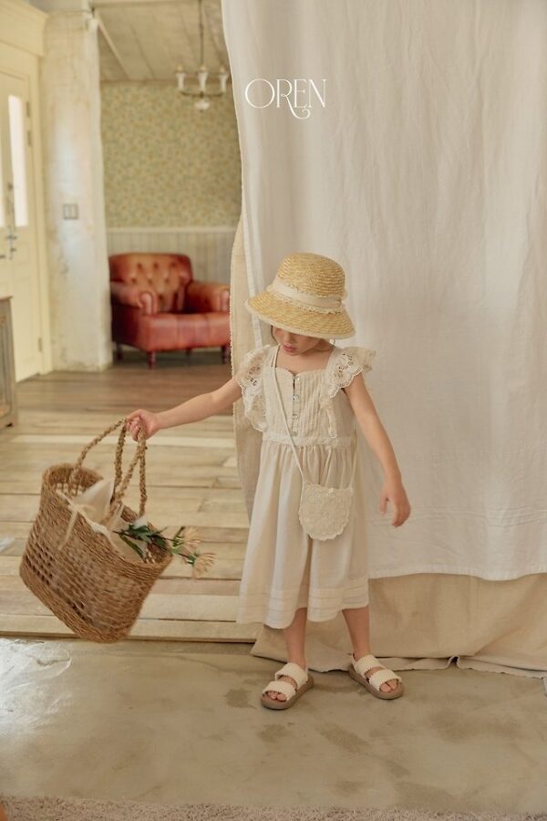 3EF459FB-7535-4F2A-A070-0C11AD6CA443 〖預購〗織點蕾絲荷葉邊洋裝