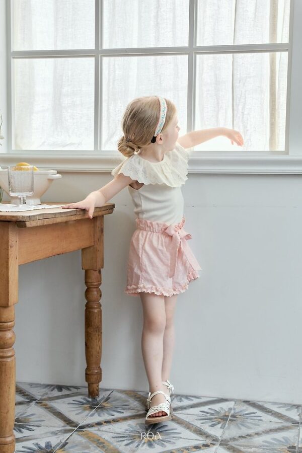 3F992545-0E99-472F-86F7-9C23E7F54424 〖預購〗蕾絲領片拼接上衣