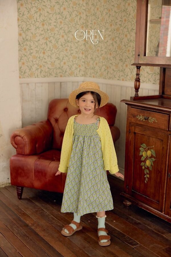 42F3D8B5-9C0F-4E10-B886-D24C2C3B0B47 〖預購〗星圖輕盈碎花吊帶裙