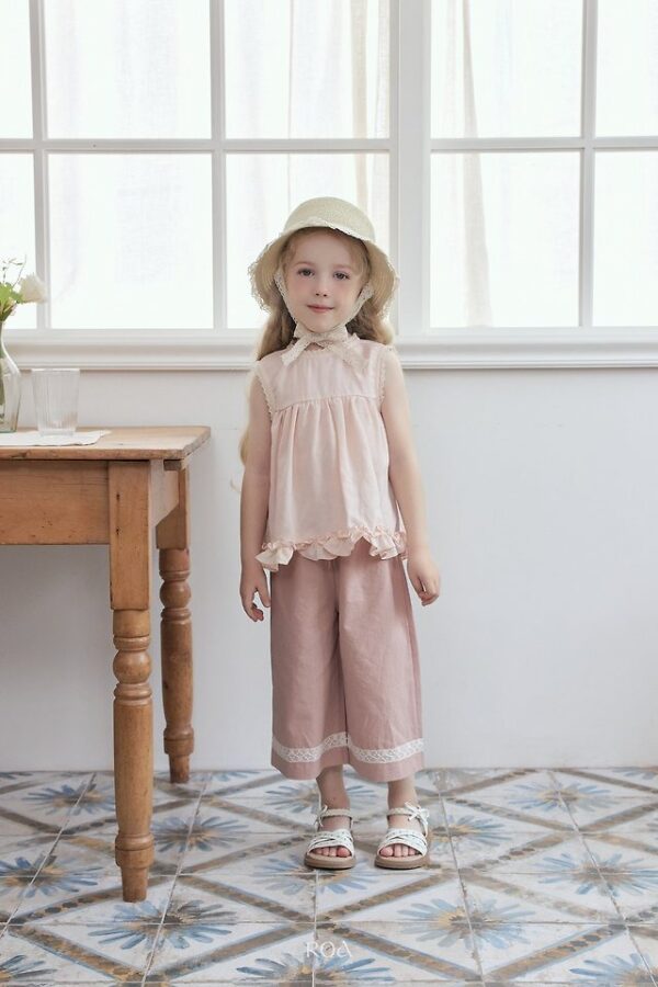 43F1EE95-78B5-46DE-B696-54EA04AA72F8 〖預購〗荷葉邊優雅上衣