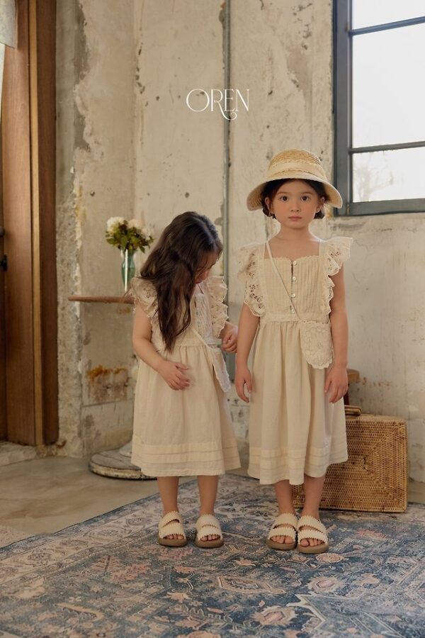 46F0134C-B357-4D22-9C31-3D63A692F9A6 〖預購〗織點蕾絲荷葉邊洋裝