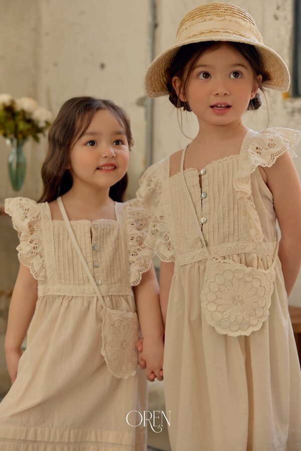 49A33E1B-6B02-449A-9C58-00C3A2D0FD38 〖預購〗織點蕾絲荷葉邊洋裝