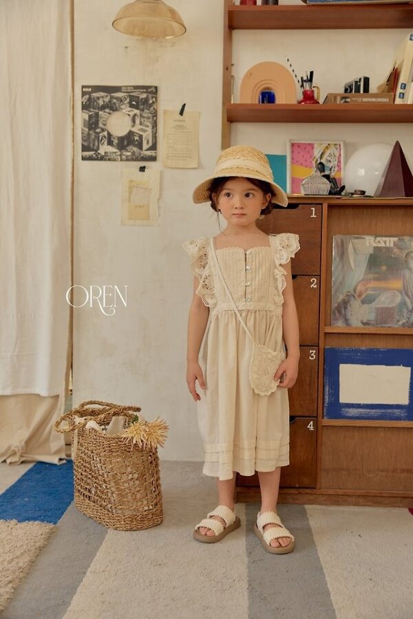 4D0CF035-CC57-4636-A0D2-032DCCB39256 〖預購〗織點蕾絲荷葉邊洋裝