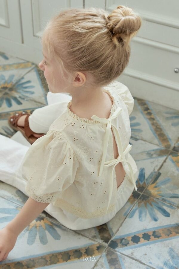 4FE1E95A-A426-4399-92CF-81CE11555698 〖預購〗蕾絲刺繡短上衣