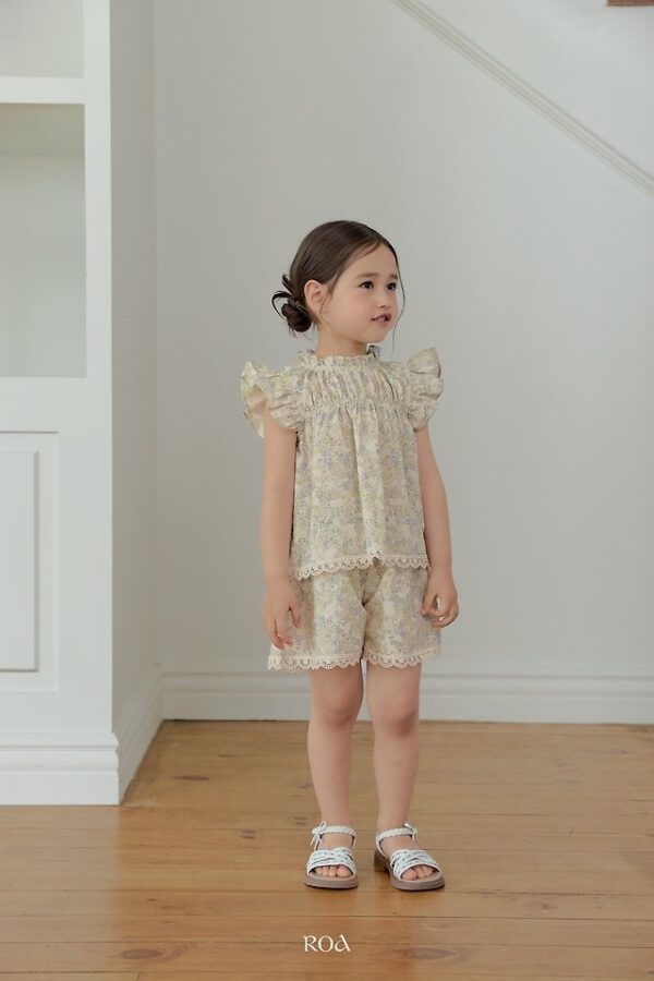 56AB6B49-F3F4-4E74-8AF9-3A6F2BDEABAB 〖預購〗碎花蕾絲滾邊短褲