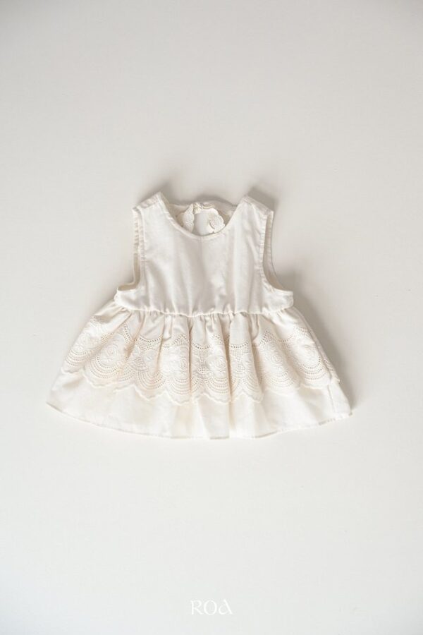 56E935BF-D400-47D8-B67E-615E001769CC 〖預購〗蕾絲花影上衣