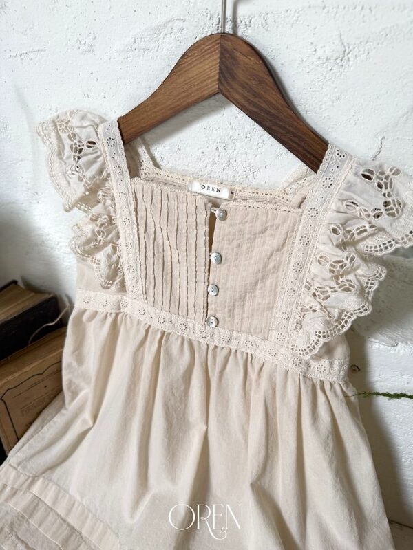 5B862DC8-960C-46D6-838F-31B5DA81CFFE 〖預購〗織點蕾絲荷葉邊洋裝