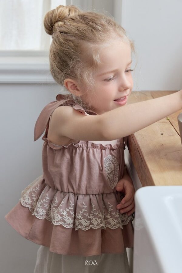 5BD177E1-C914-49AC-B159-AFB0CC81BCAC 〖預購〗蝴蝶結細肩上衣