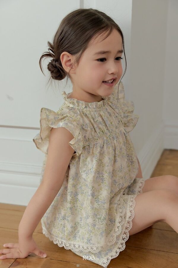 5CBC695E-4009-4D49-BB43-A0B29019C5D1 〖預購〗碎花輕輕上衣