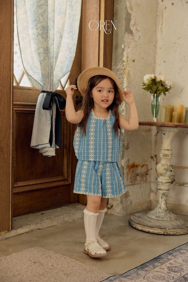 5F6B87A2-78D2-4A3A-9EA8-B08F2B4D06C4 〖預購〗珍珠藍細褶刺繡套裝