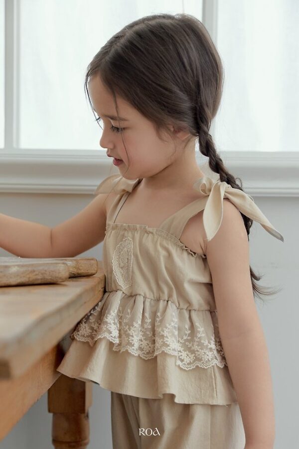 5FCD8EE2-0D5D-4B13-B17F-55FA019A6873 〖預購〗蝴蝶結細肩上衣