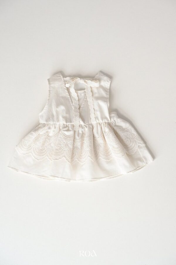 6CA7F067-9B49-4F68-92A6-4438994F2AE5 〖預購〗蕾絲花影上衣