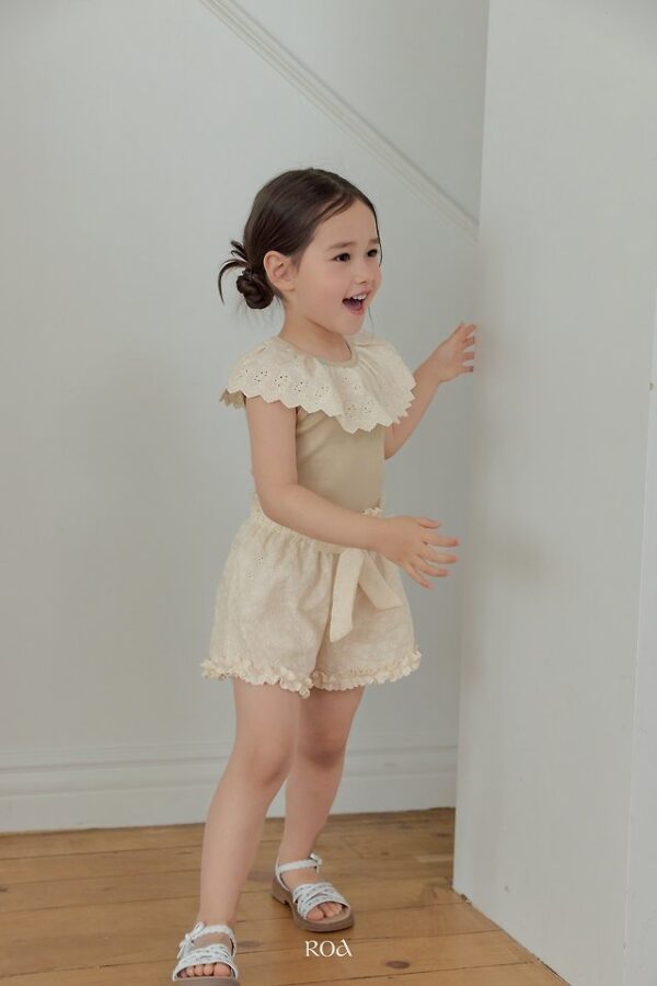 750957E9-037E-45FA-A328-328259454FF2 〖預購〗蕾絲領片拼接上衣