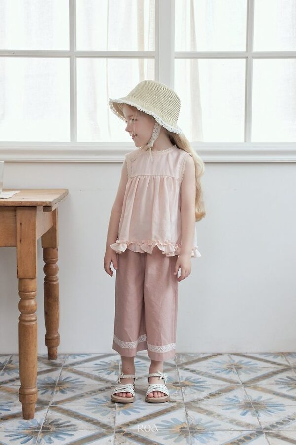 78B343FC-F1E8-40FE-9F67-4E15D5323762 〖預購〗荷葉邊優雅上衣