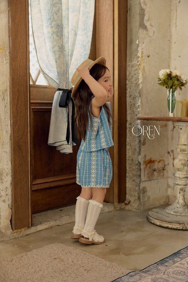 7A81198C-F29A-42B9-9BF5-E2E0B93793B1 〖預購〗珍珠藍細褶刺繡套裝