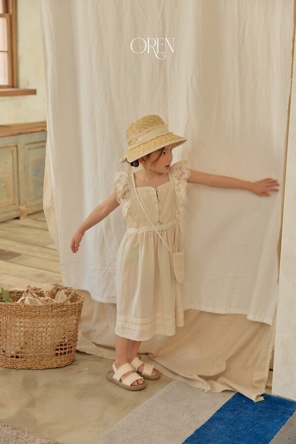 7B2D24A7-091F-4AA8-BCB5-481392FD6172 〖預購〗織點蕾絲荷葉邊洋裝