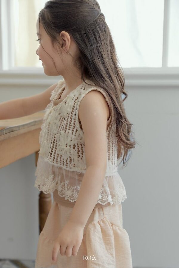 7BCBFD1A-2E3C-402F-A3A4-315B90262189 〖預購〗蕾絲透紗背心