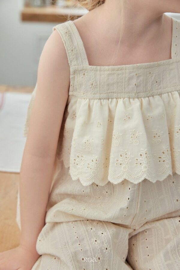 7E35A93F-0A68-492D-A70B-BA55D7224B73 〖預購〗燒花蕾絲連身褲