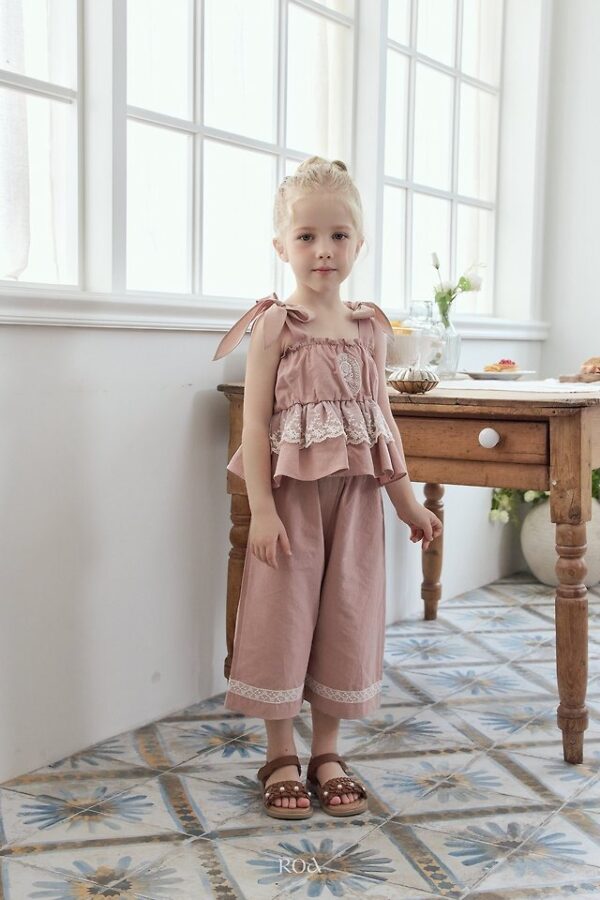 830737C9-5118-4360-918C-956EDB18D1F7 〖預購〗蝴蝶結細肩上衣