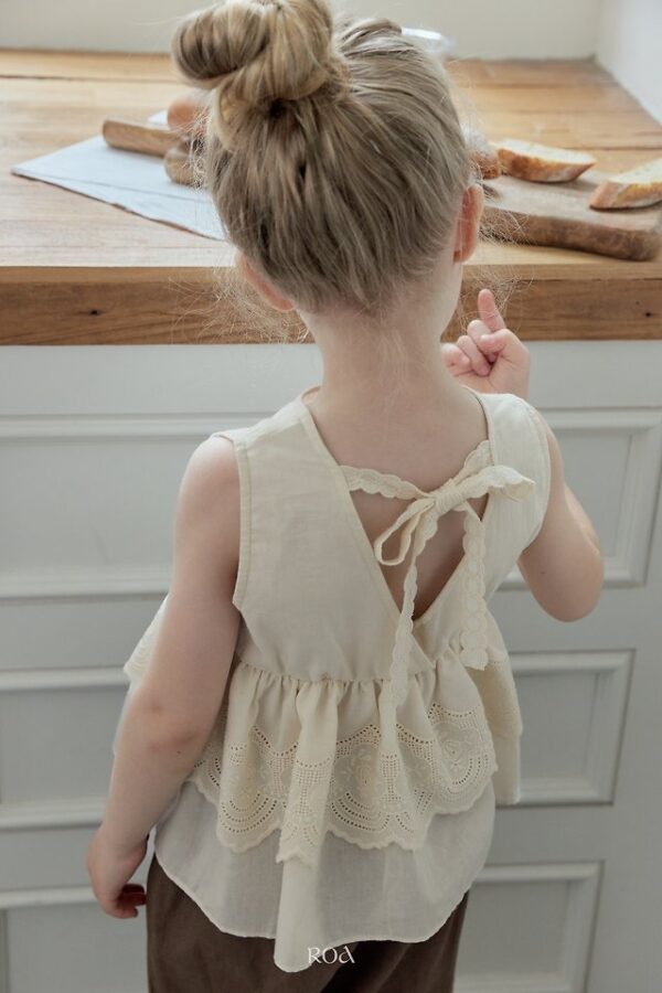 892B2896-688C-47EB-902E-9AD917566BBA 〖預購〗蕾絲花影上衣