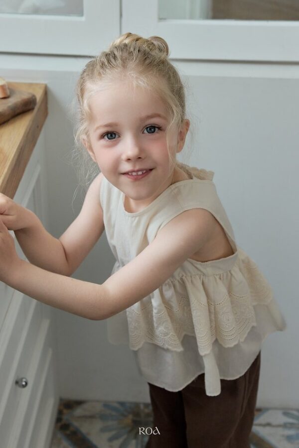 8E176C8E-34D3-4190-A0A4-EB47D92CBFD7 〖預購〗蕾絲花影上衣