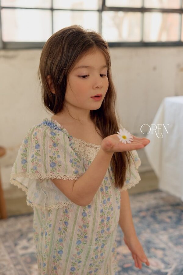 9557253E-6437-49AC-B065-BD6C3656DF3F 〖預購〗織夢蕾絲連身褲