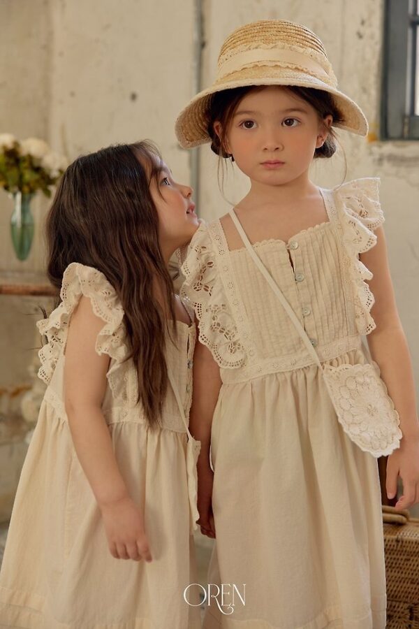 9C864607-B7AB-4BC5-B2D6-C31E39174BB8 〖預購〗織點蕾絲荷葉邊洋裝