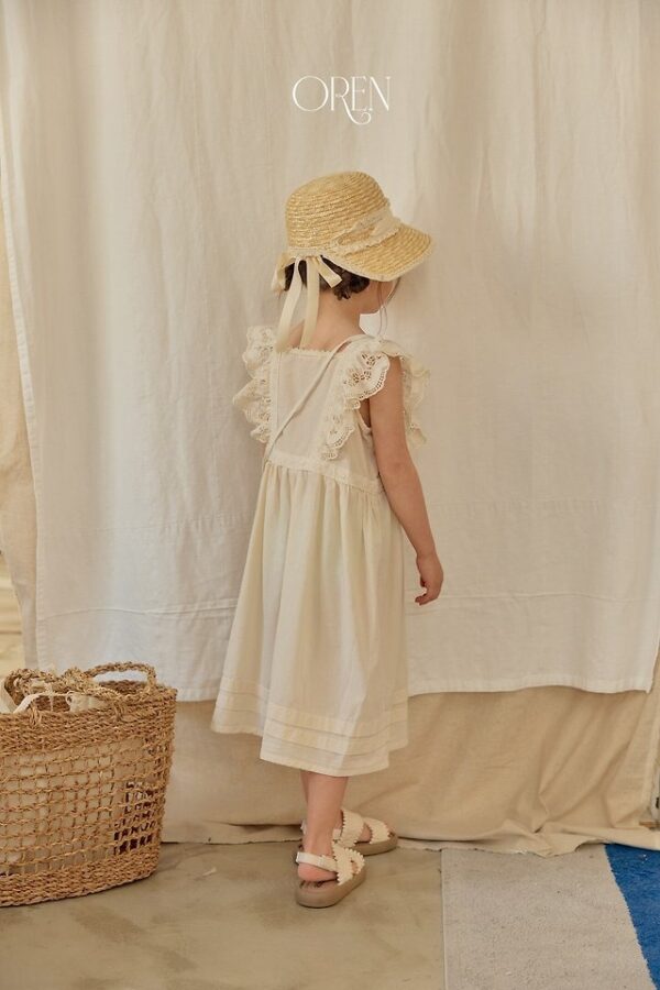 9DFB473E-D461-4AE6-8B09-FFAD7ECDB9EE 〖預購〗織點蕾絲荷葉邊洋裝