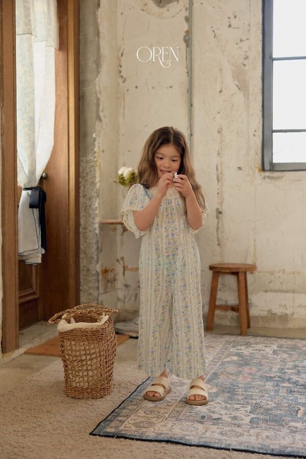 9EAC0990-C73D-46AD-802F-B5A9D0A65790 〖預購〗織夢蕾絲連身褲