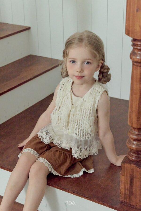 A22A27AE-B943-4DFA-8807-9AD4F18CC607 〖預購〗蕾絲透紗背心