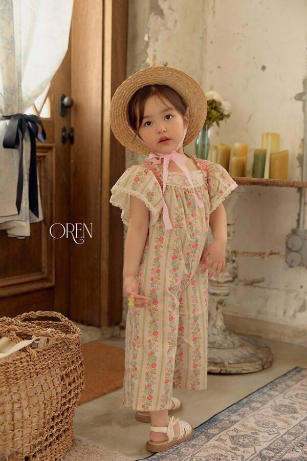 AACC030F-C58E-4A23-9C95-0BDBF2EF7E74 〖預購〗織夢蕾絲連身褲